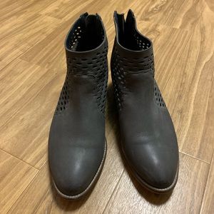 Seychelles grey leather ankle boots with cut out